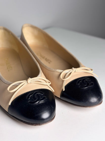 W Shoe Size 40.5 (10) Chanel Ballerrines Beige, Black Lambskin Pre-owned Flats