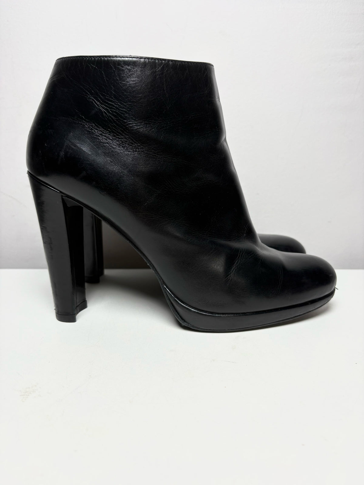 Women's Shoe Size 7 Stuart Weitzman Black Leather Pre-Owned Ankle Bootie Heels
