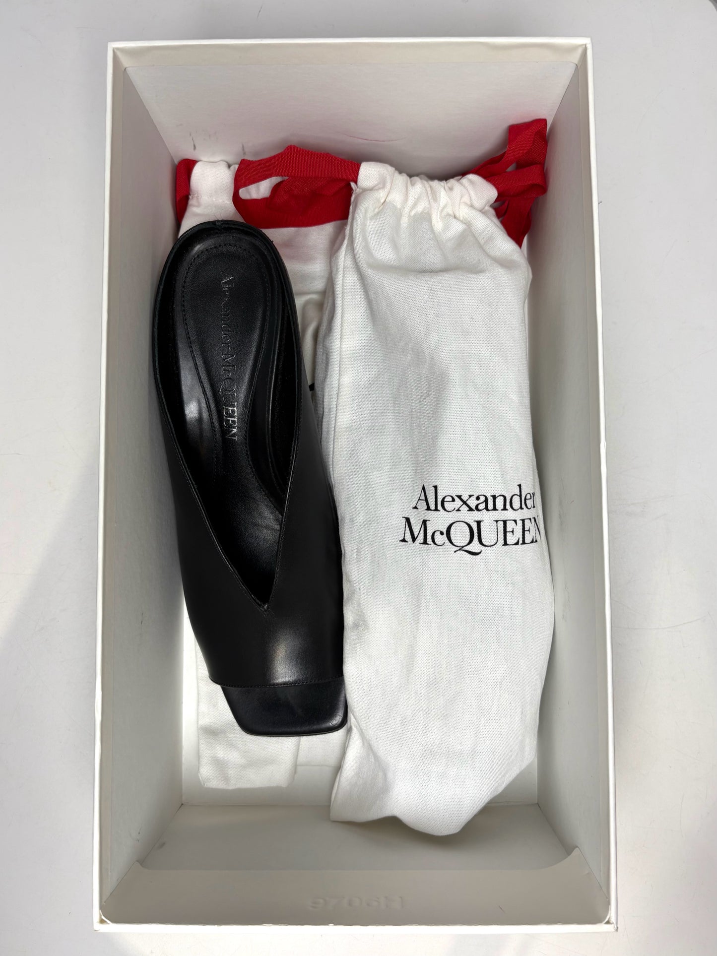 Women's Shoe Size 39 Alexander McQueen Armadillo 55 Black Leather Pre-Owned Mule Kitten Heels