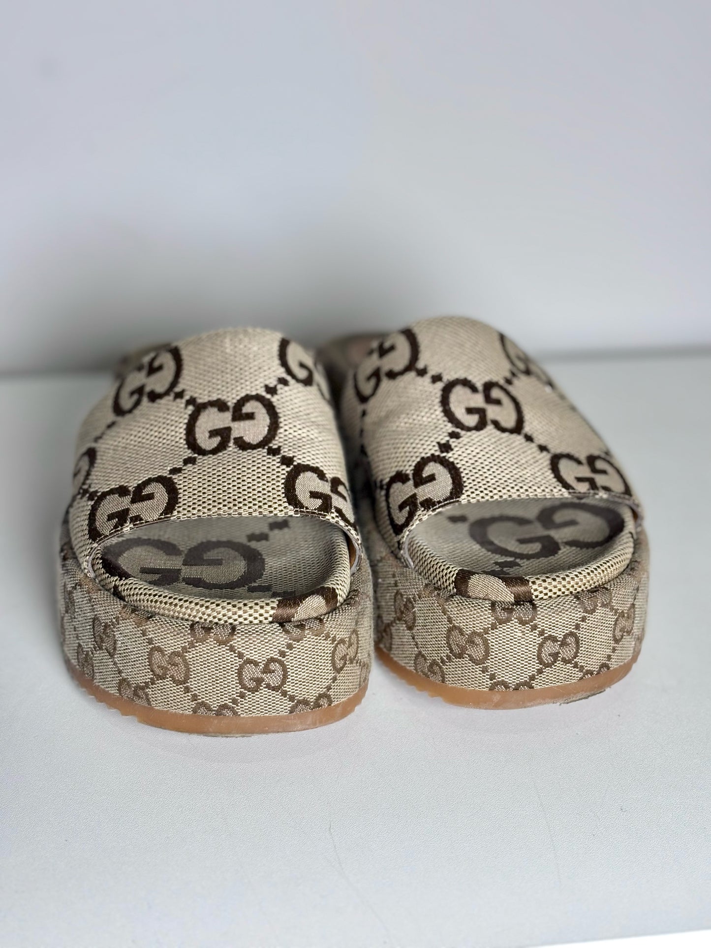 W Size 38.5 (8.5) Gucci Tan Canvas Platform Monogram Pre-owned Slide Sandal