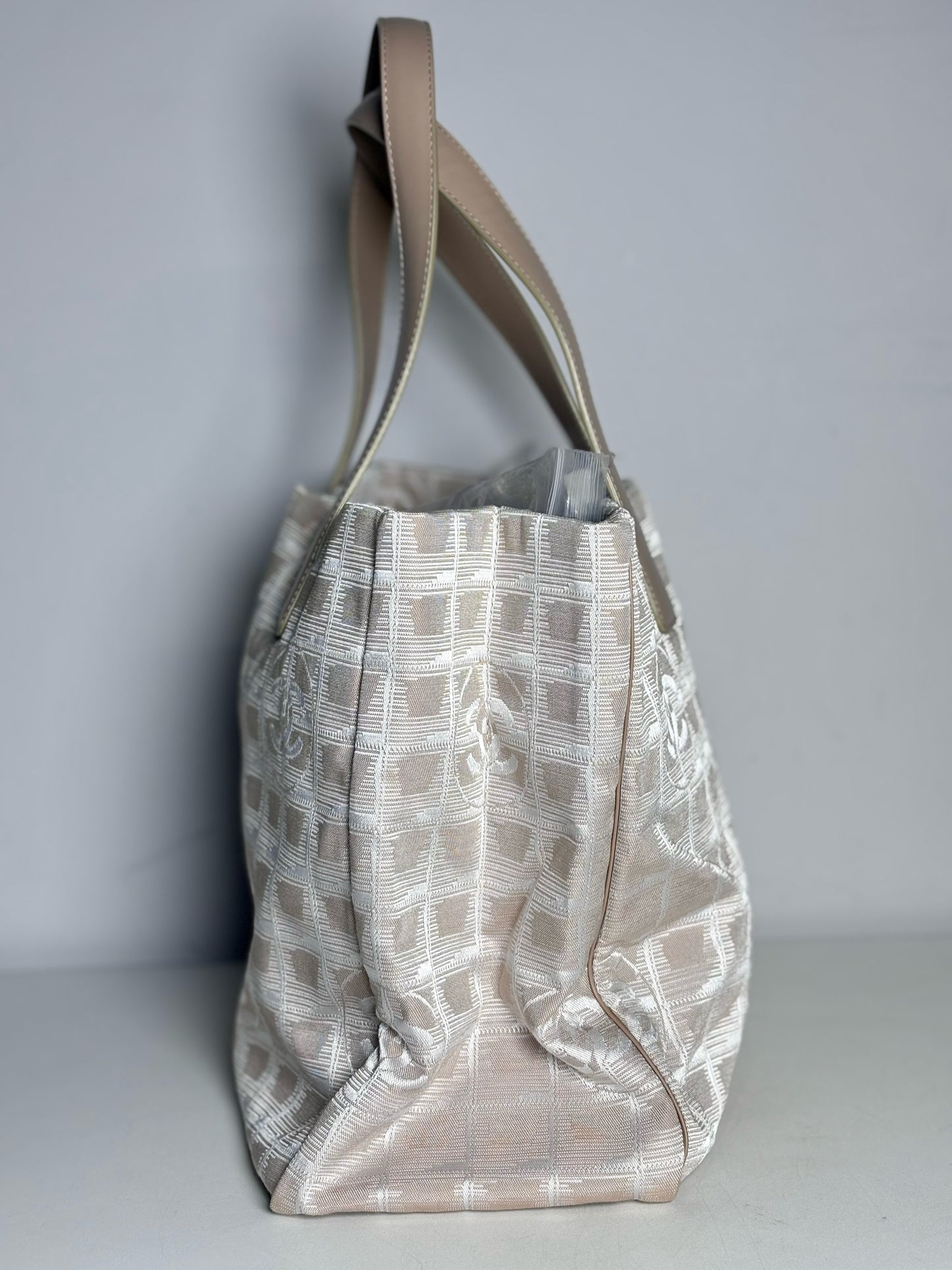 Chanel Jacquard, Monogram Vintage Nylon Canvas Pre-owned Cream Medium Purse