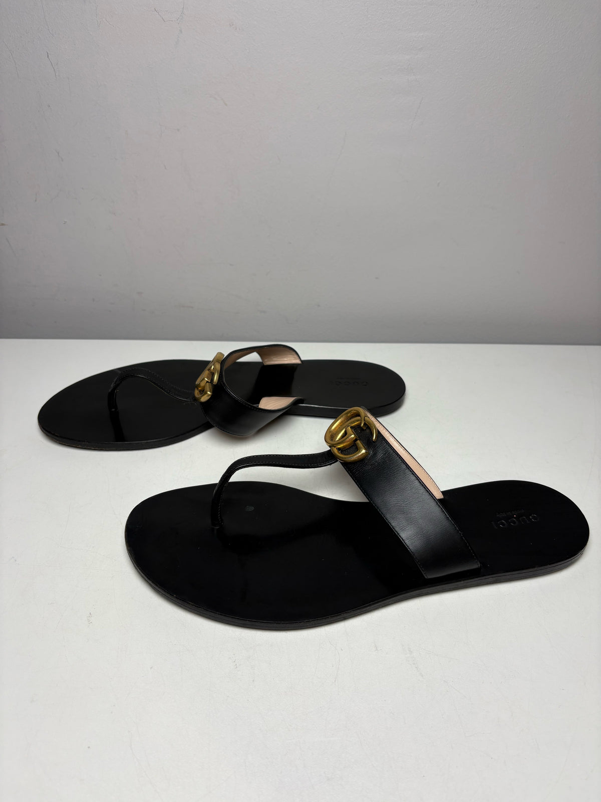 Women's Shoe Size 41 Gucci GG Marmont Black Leather Pre-Owned T-Strap Sandals