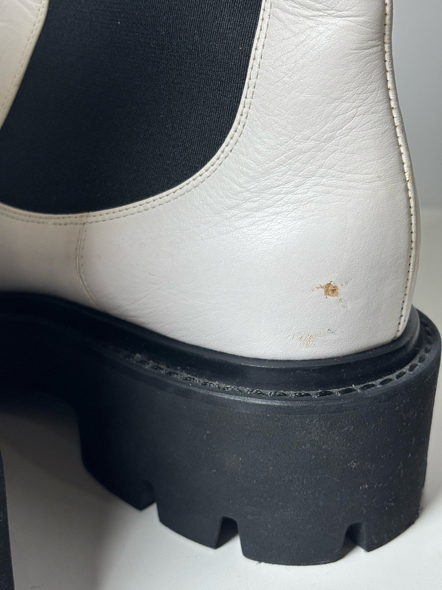 W Shoe Size 40 (10, US) Chanel White & Black Leather Calf Skin Boots