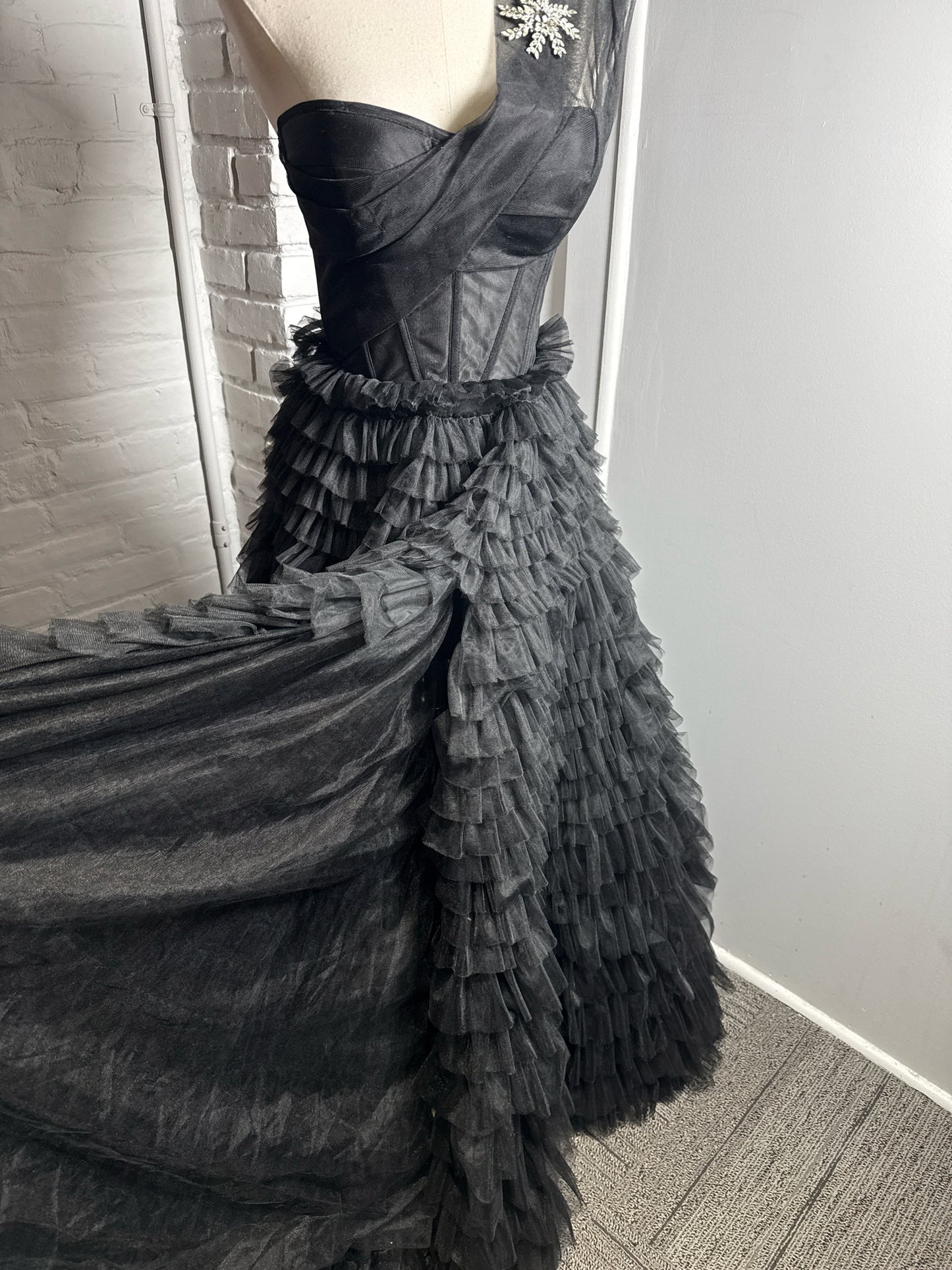 Women Size XS Milla Black Tulle Tiered One-Shoulder Gown