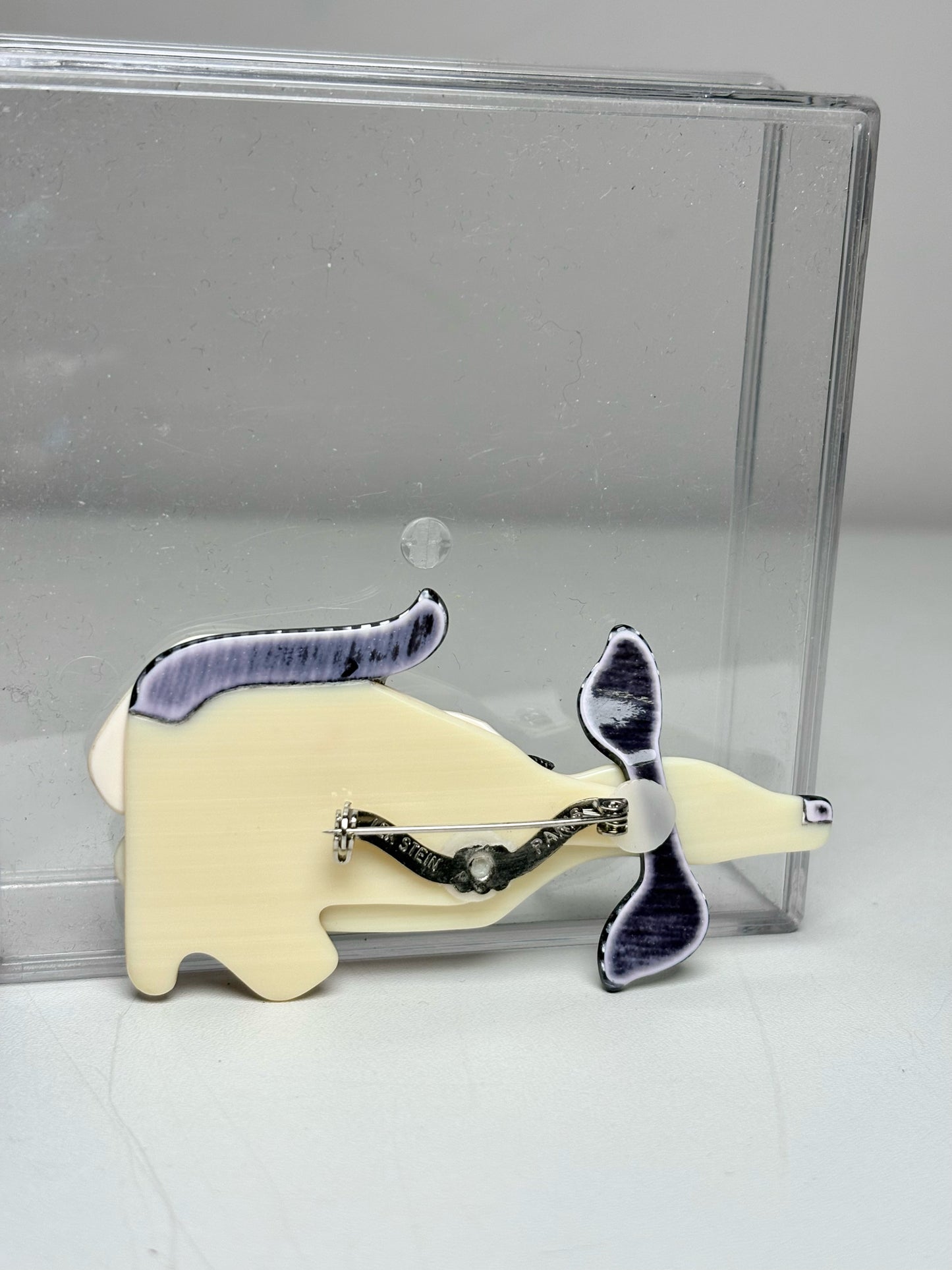 Beige, Black Lea Stein Vintage Howling Dog Pearly Beige, Black Pre-owned Pendant