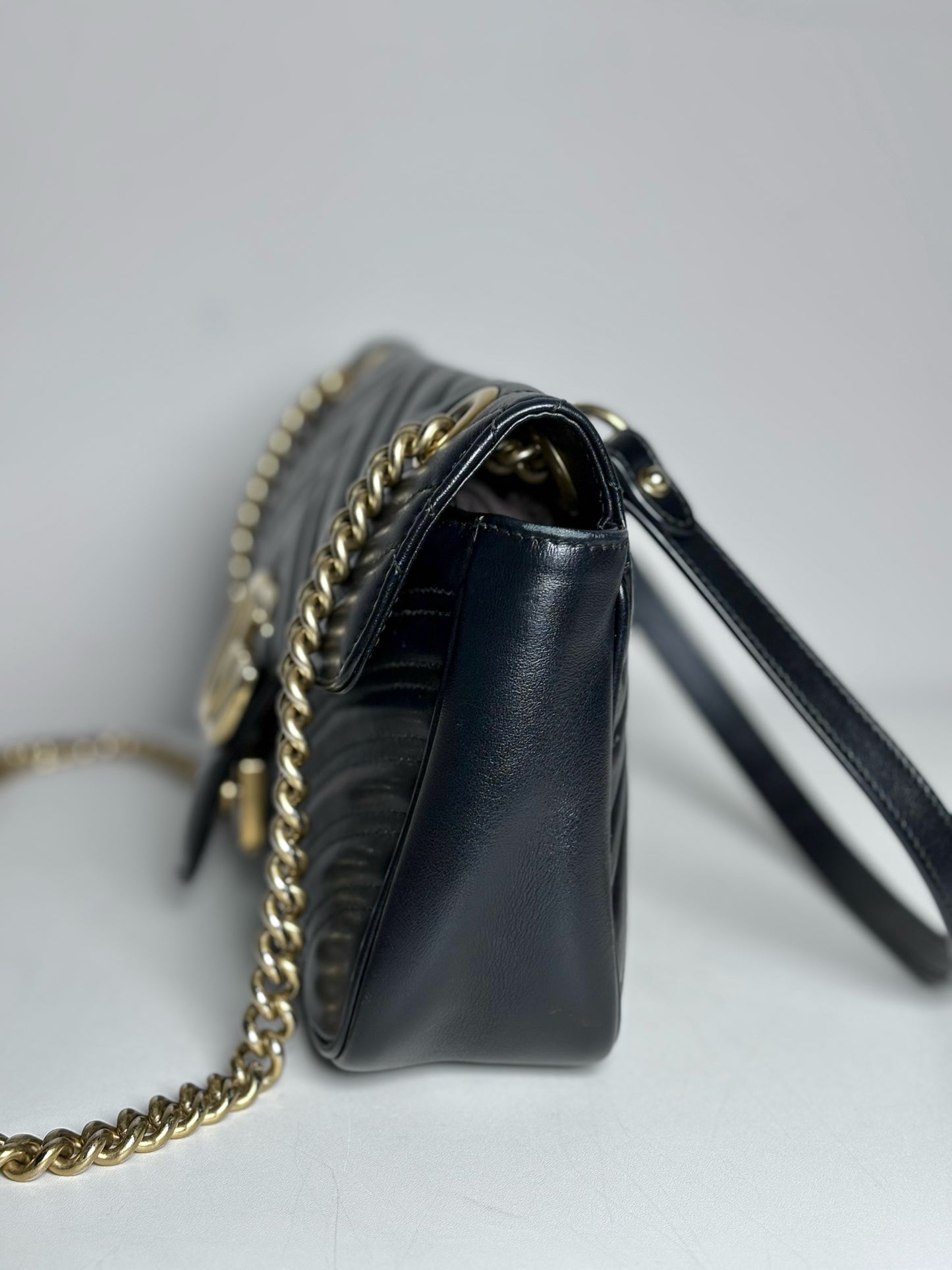Gucci GG Marmont Flap Quilted Medium Leather Pre-owned Black Lambskin Purse