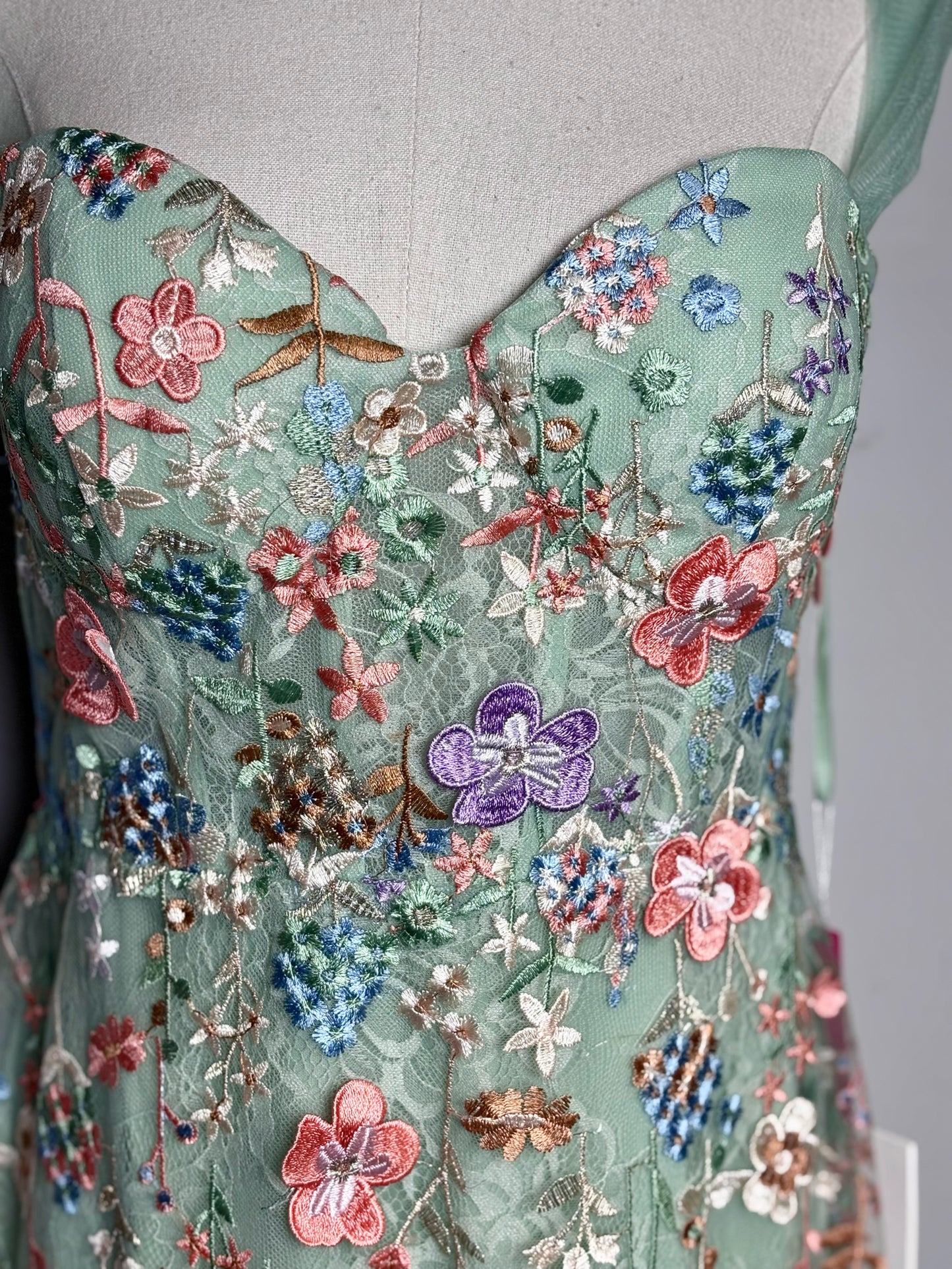 Women Size 8 MacDuggal Green Floral Women's NWT, Pre-owned Gown