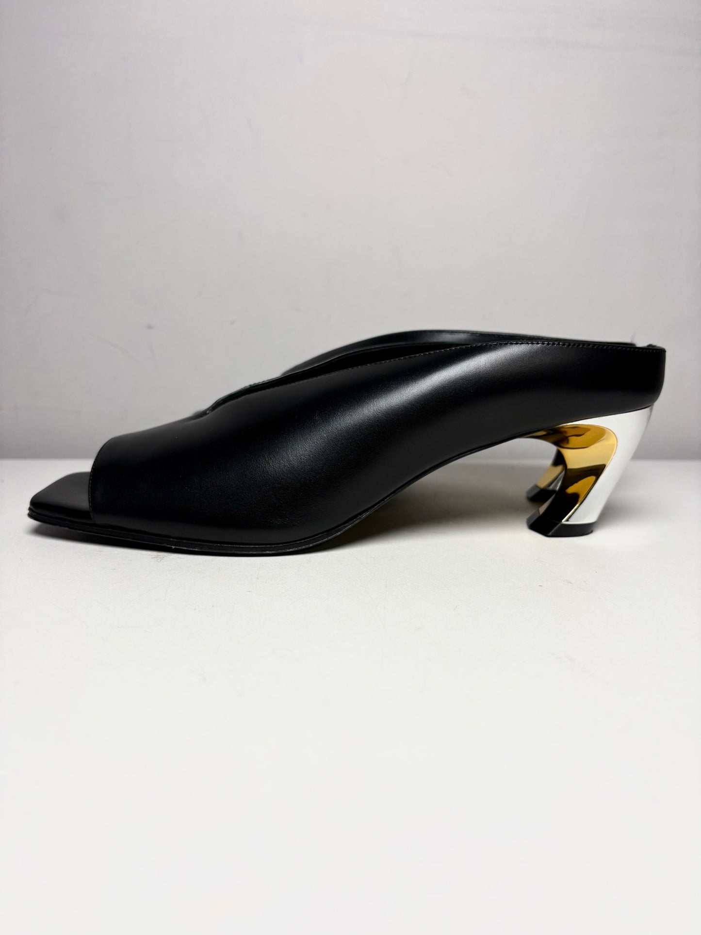 Women's Shoe Size 39 Alexander McQueen Armadillo 55 Black Leather Pre-Owned Mule Kitten Heels