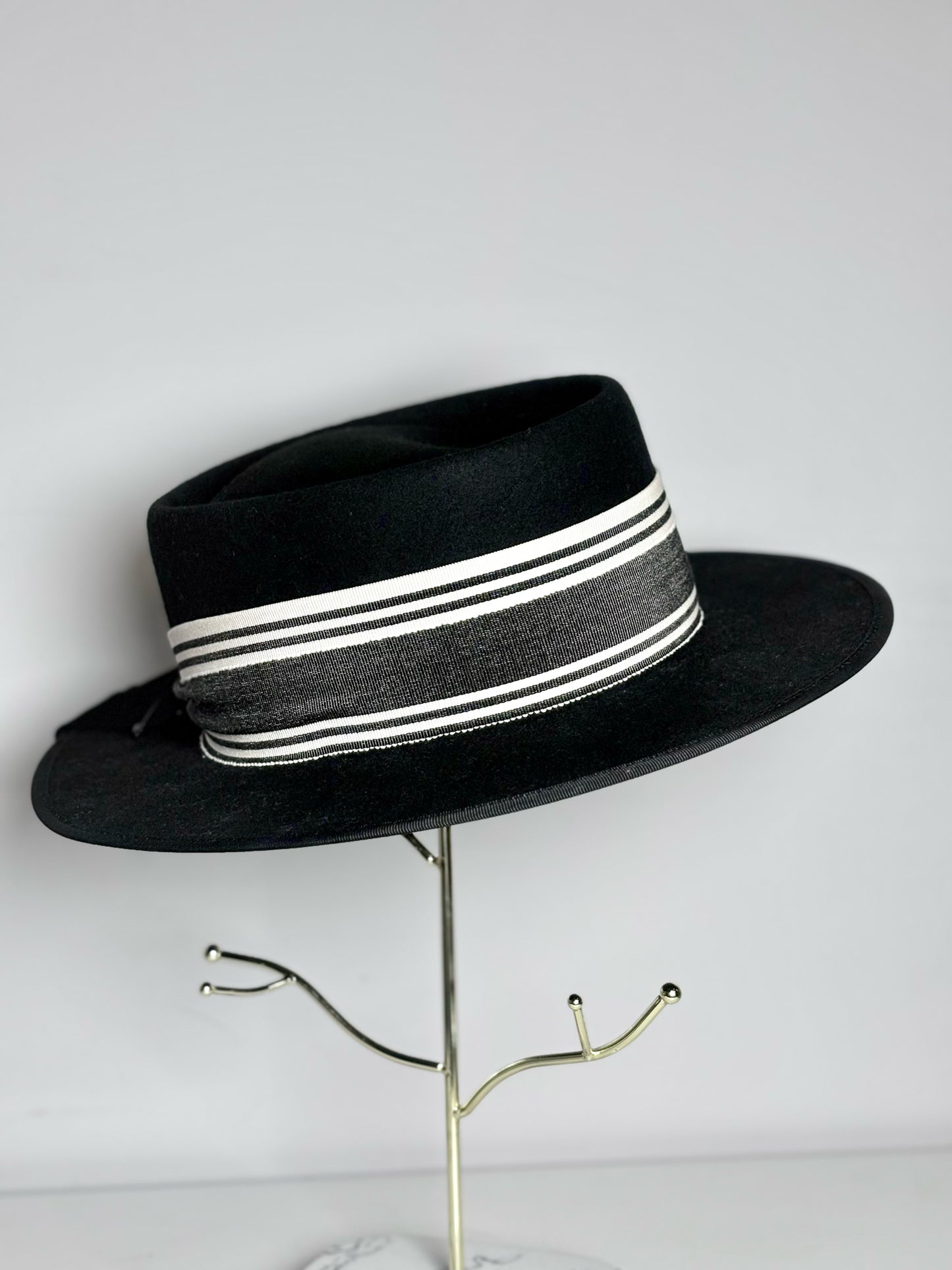 Chapeau d' O 100% Wool French Script Pour Les Femmes Rare, Vintage Pre-owned Black Hat
