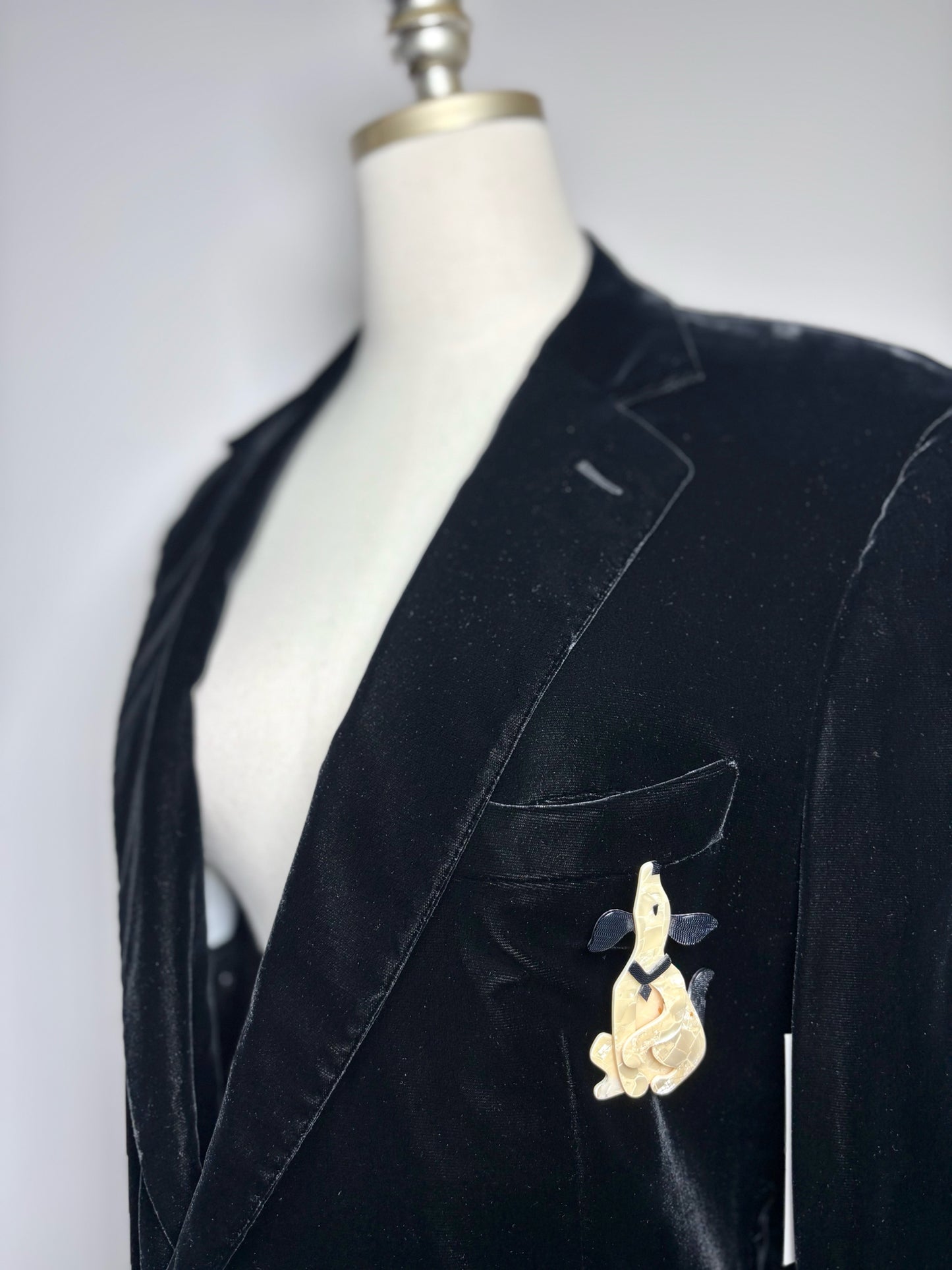 Beige, Black Lea Stein Vintage Howling Dog Pearly Beige, Black Pre-owned Pendant