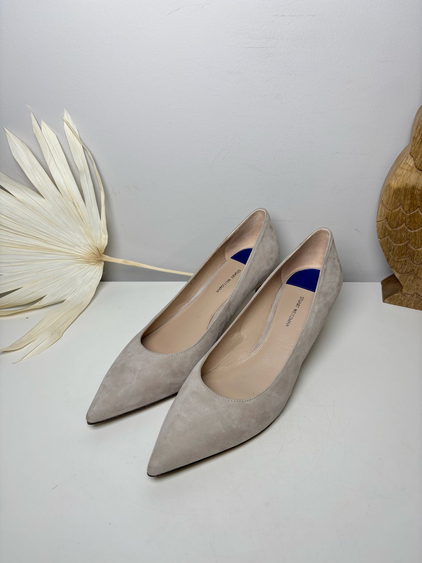 W Shoe Size 8.5 Stuart Weitzman Off White Suede Pointed Toe Pumps