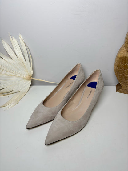 W Shoe Size 8.5 Stuart Weitzman Off White Suede Pointed Toe Pumps