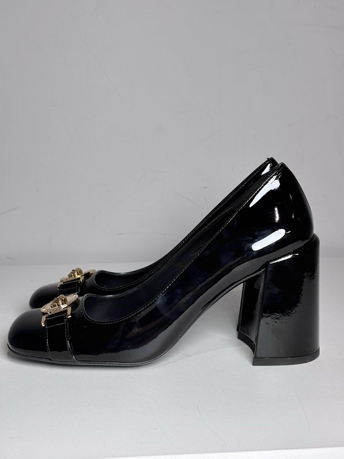 W Shoe Size 38 (8 US) Versace Black Patent Leather Women's Pre-owned Pump