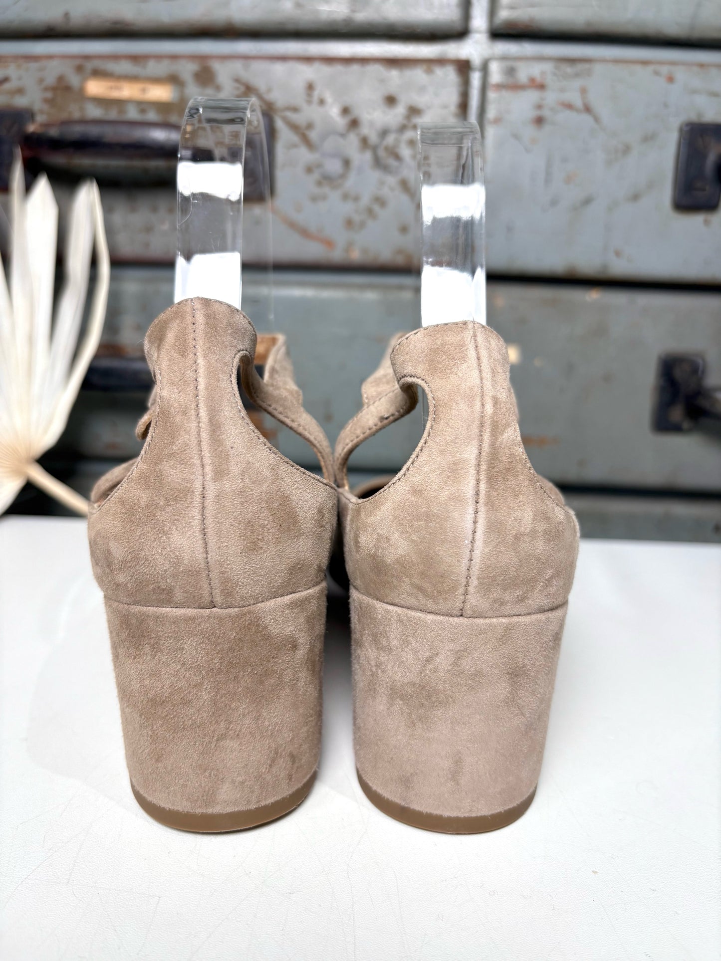 W Shoe Size 39 (8.5 US) Aquazzura Taupe Suede French Flirt Pump
