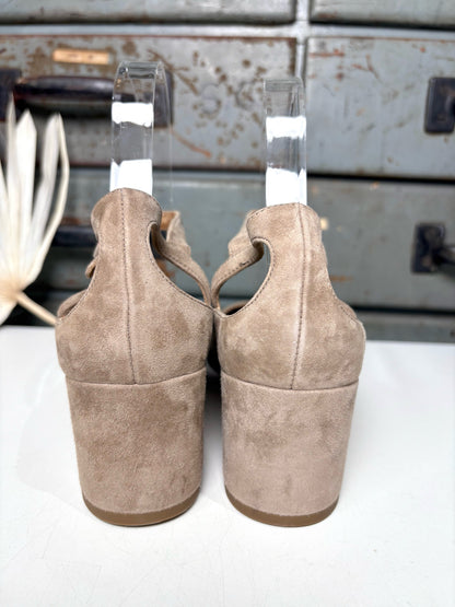W Shoe Size 39 (8.5 US) Aquazzura Taupe Suede French Flirt Pump