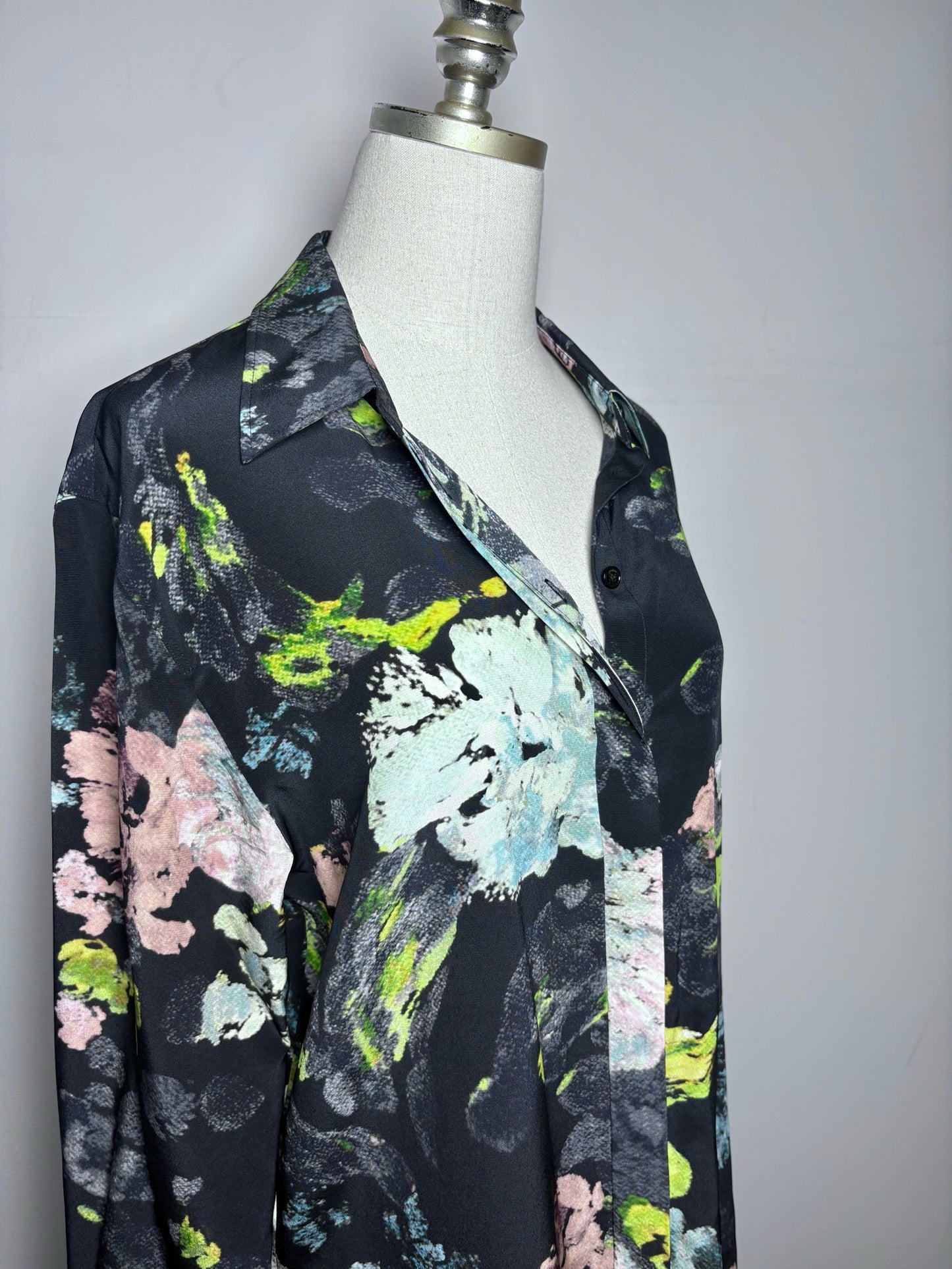 Women Size 40 Joseph Black Floral 100% Silk NWT, Pre-owned Top