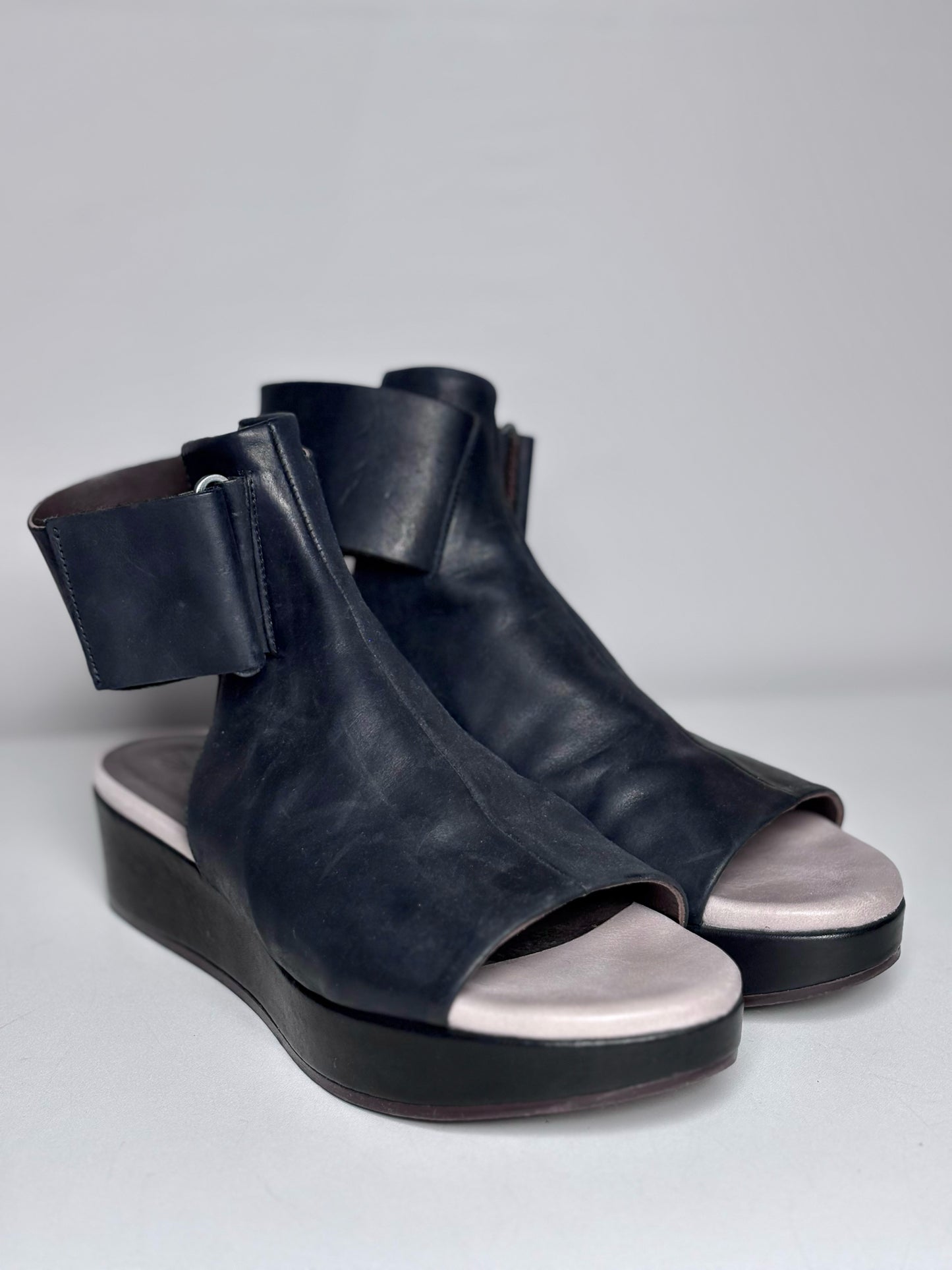 W Shoe Size 36 (6, US) Coclico Black Leather Pre-owned, NWT Sandals