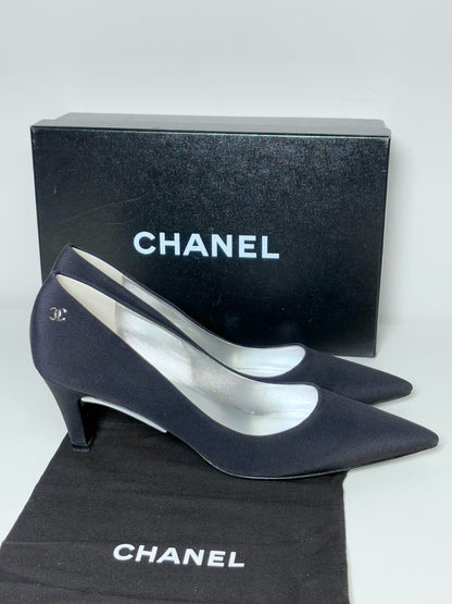 W Shoe Size 39 (8 - 8.5) Chanel Black Crepe Silk Pumps