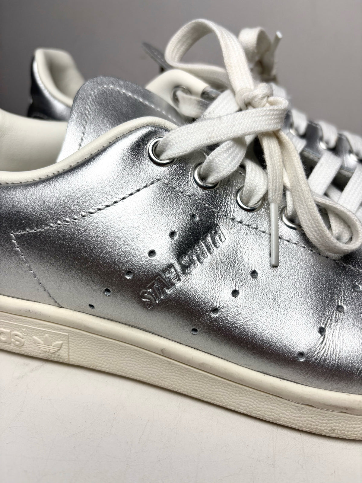 Women's Shoe Size 9 Adidas Stan Smith Metallic Silver Leather Pre-Owned Sneakers