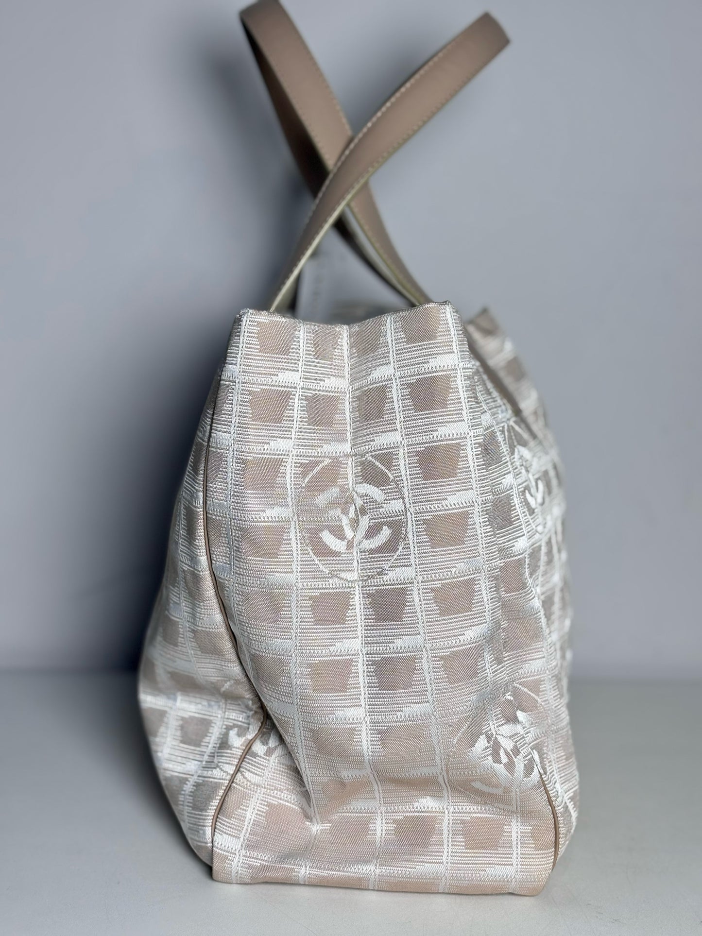 Chanel Jacquard, Monogram Vintage Nylon Canvas Pre-owned Cream Medium Purse