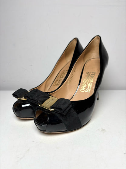 Women's Shoe Size 7 Salvatore Ferragamo Vara Black Patent Leather Pre-Owned Peep Toe Bow Pumps