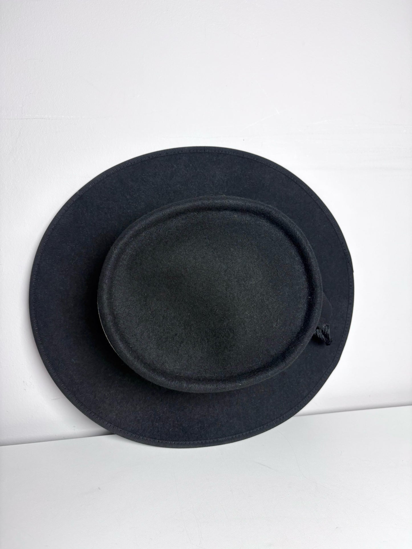 Chapeau d' O 100% Wool French Script Pour Les Femmes Rare, Vintage Pre-owned Black Hat