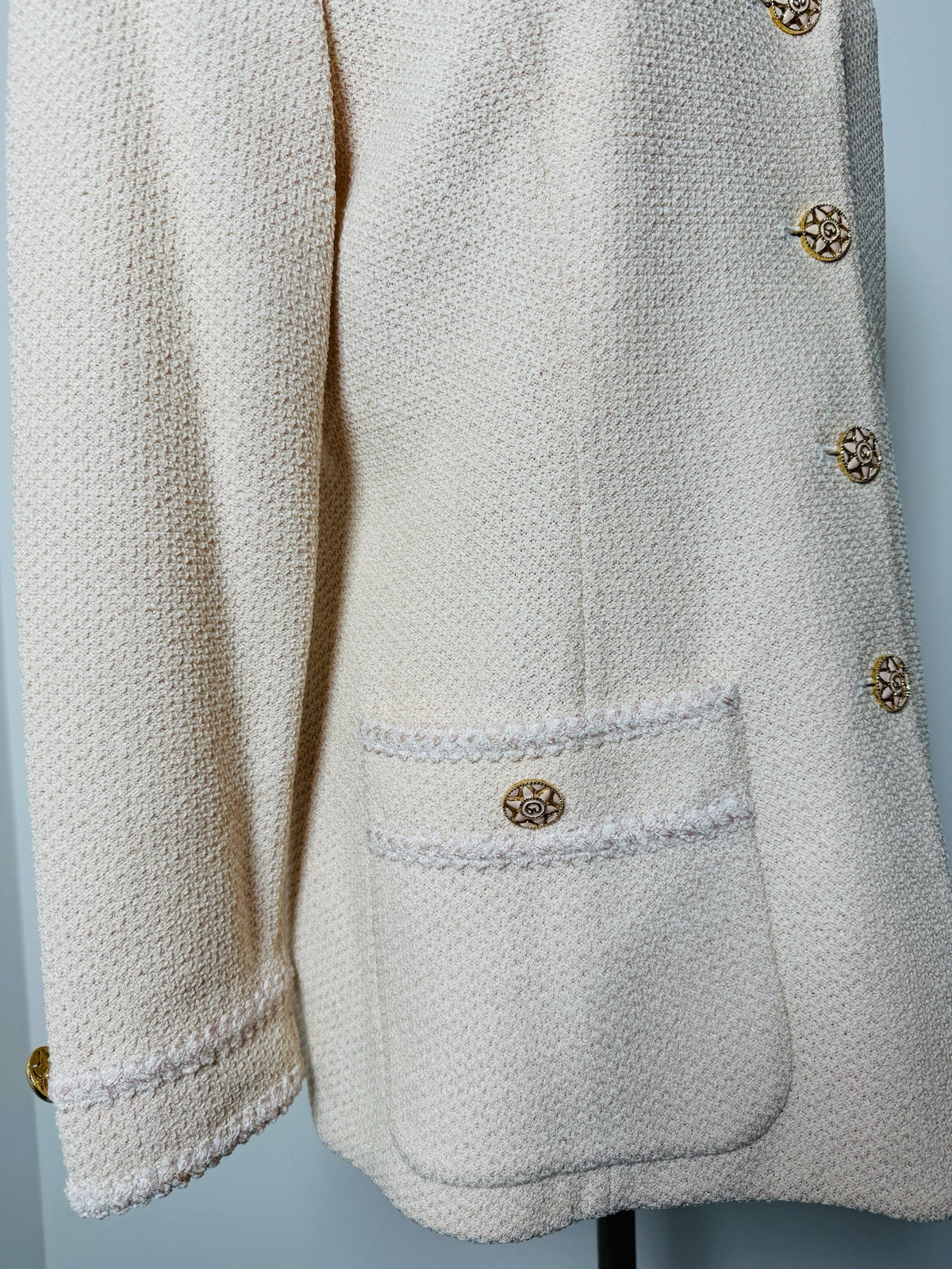 8 Ladies Blazer- St. John Cream Tweed w/ Gold Pink Sun Buttons (8