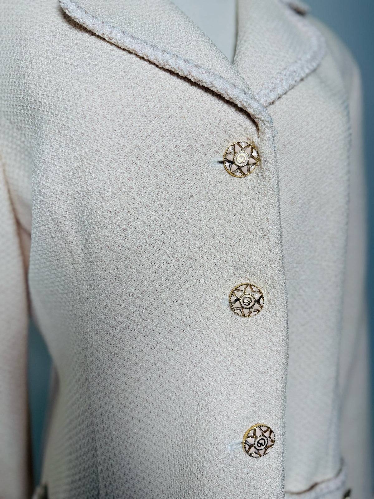 8 Ladies Blazer- St. John Cream Tweed w/ Gold Pink Sun Buttons (8