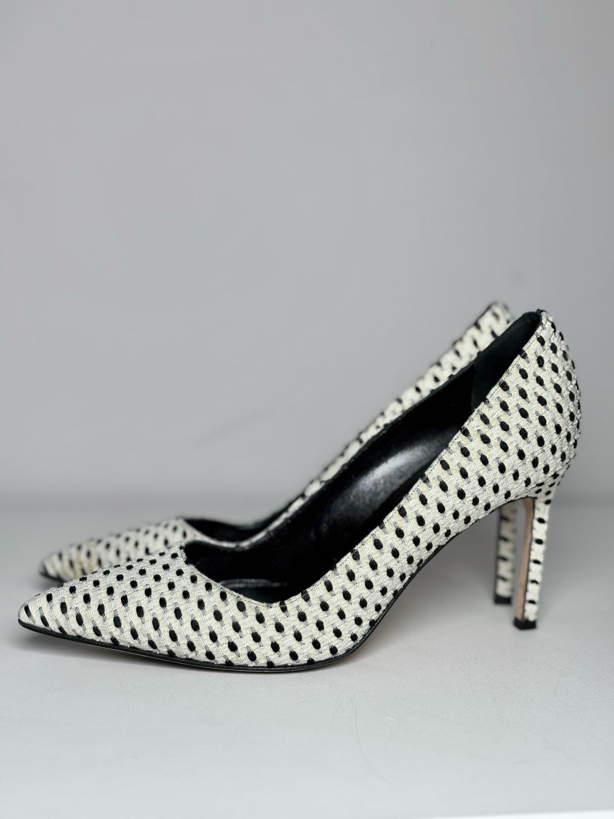 Off-white, Black W Shoe Size 38 Manolo Blahnik Off-white, Black Dots Embroidery Pre-owned Heels