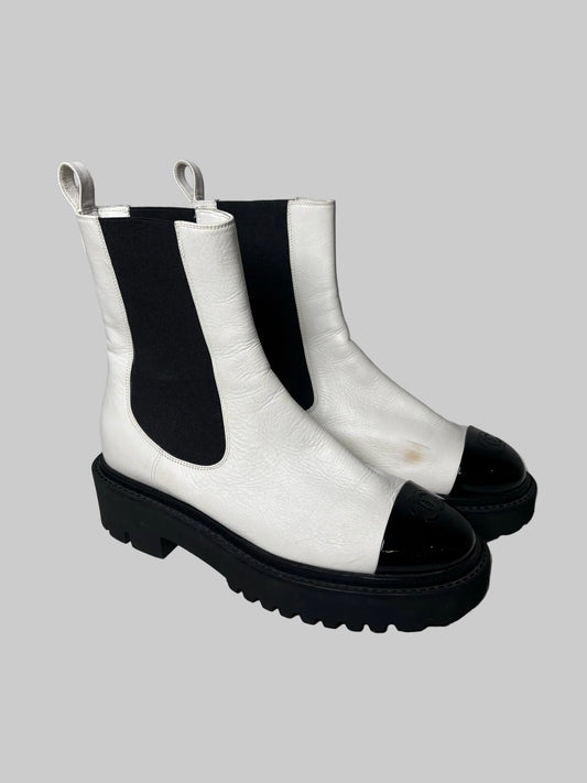 White & Black W Shoe Size 40 (10, US) Chanel Che White & Black Leather Calf Skin Women's Boots