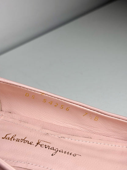 Light Pink W Shoe Size 7.5 Salvatore Ferragamo Light Pink Leather Scallop Pre-owned Pump