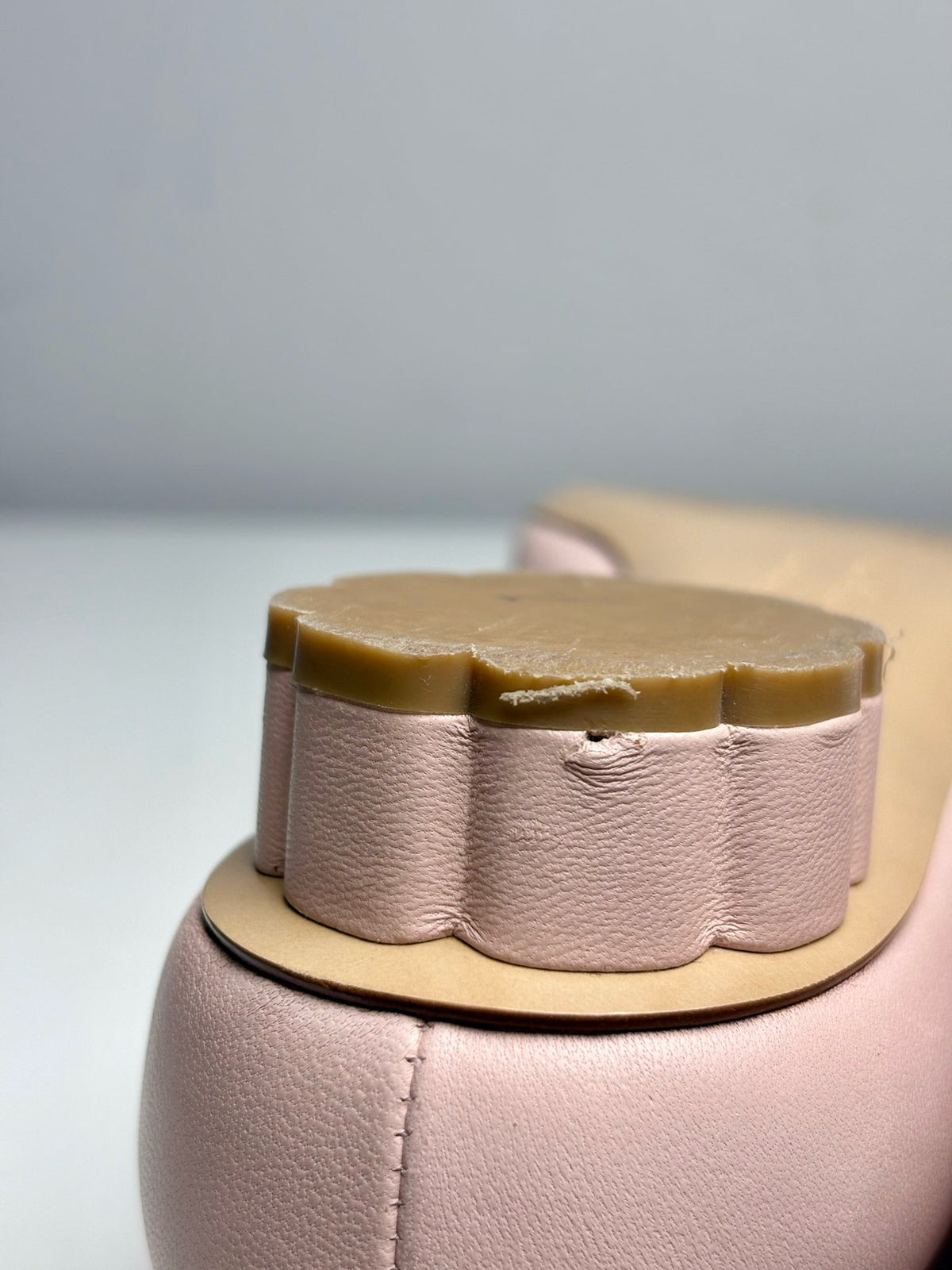 Light Pink W Shoe Size 7.5 Salvatore Ferragamo Light Pink Leather Scallop Pre-owned Pump