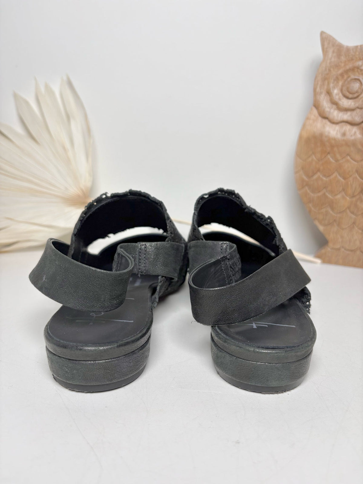 Black W Shoe Size 8.5 Henry Beguelin Black Leather Cowhide Women's Sandals