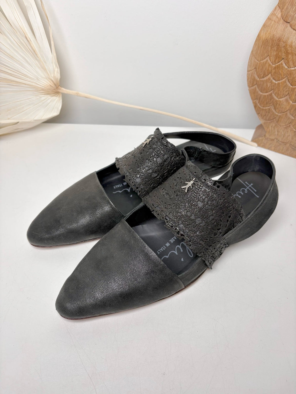 Black W Shoe Size 8.5 Henry Beguelin Black Leather Cowhide Women's Sandals
