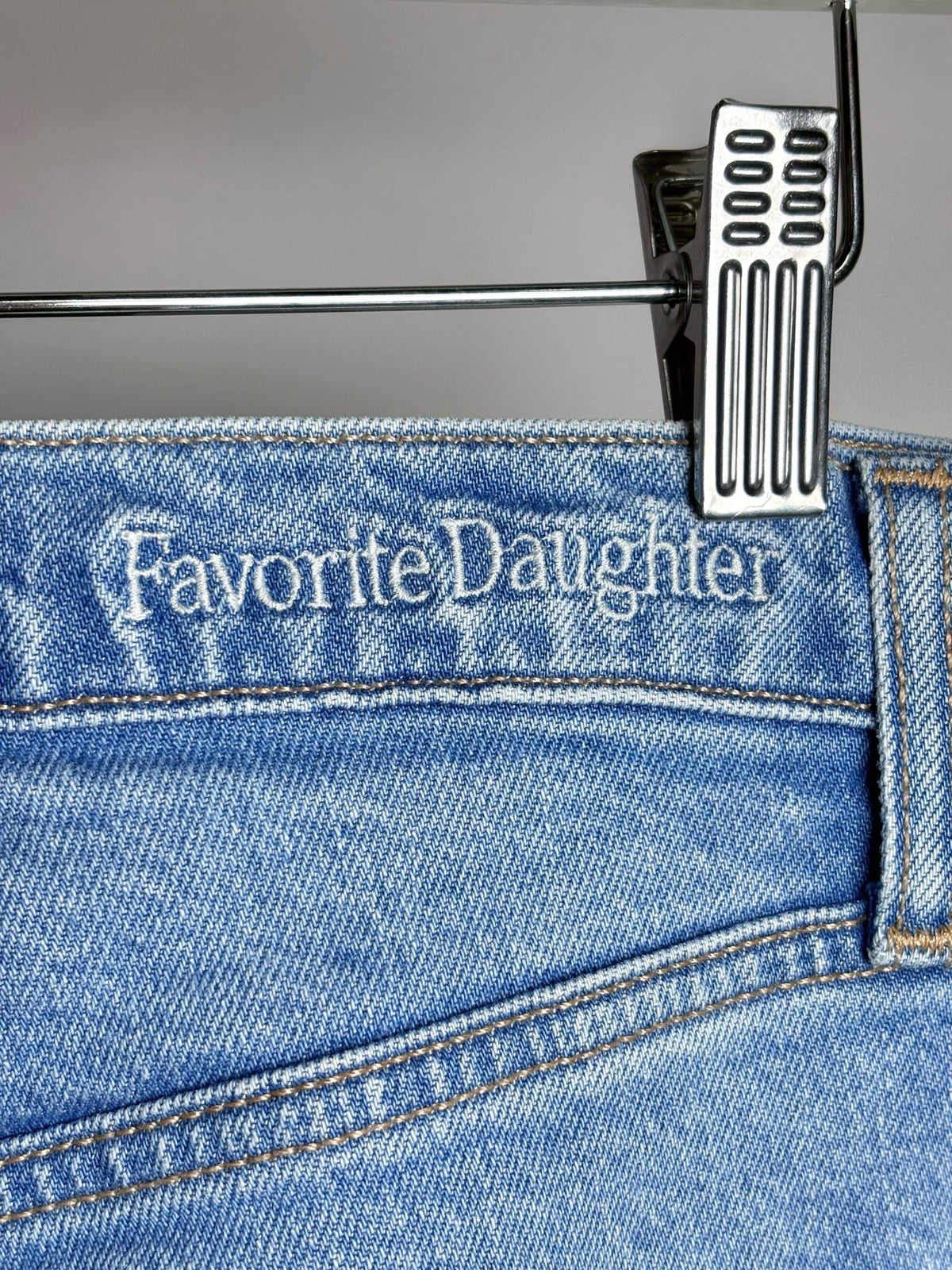 29 (M) Women Size 29 (M) Favorite Daughter Light Blue Solid Women's Pre-owned Jeans