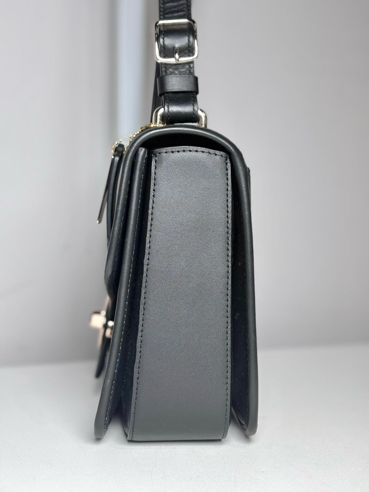 Women's Coach 2016 Page Shoulder Leather Pre-owned Black Bag