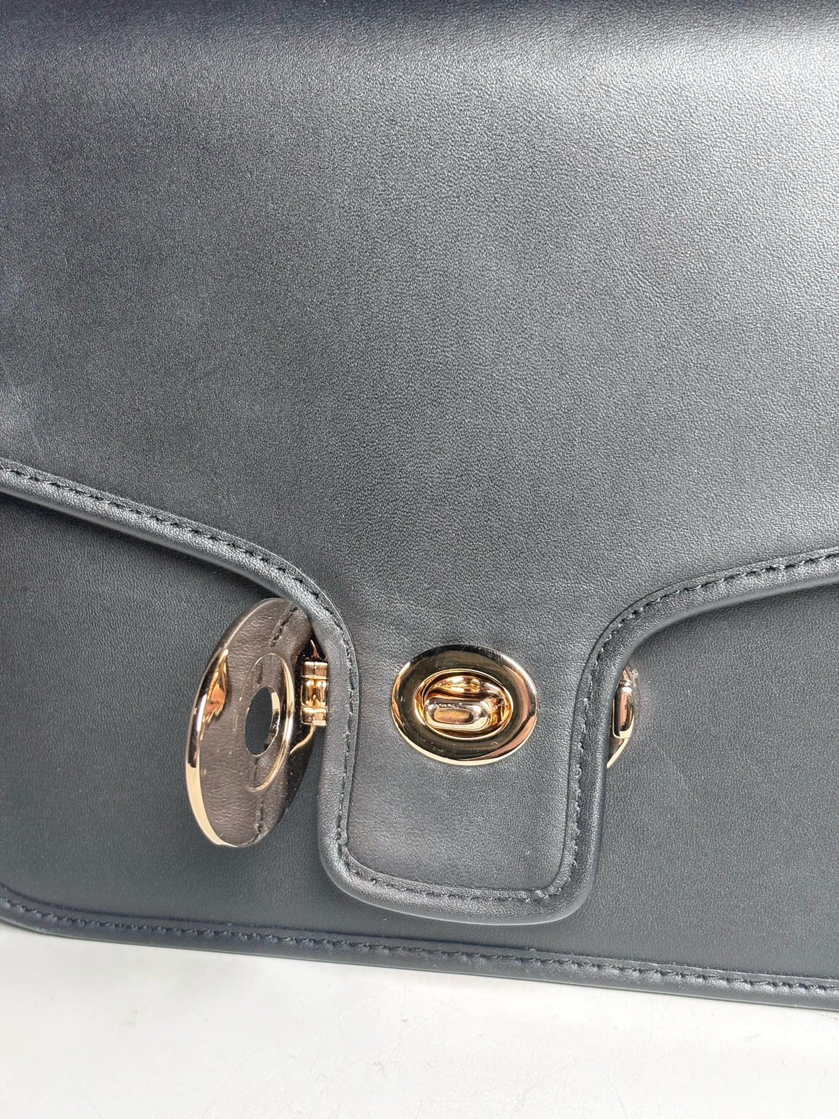 Women's Coach 2016 Page Shoulder Leather Pre-owned Black Bag
