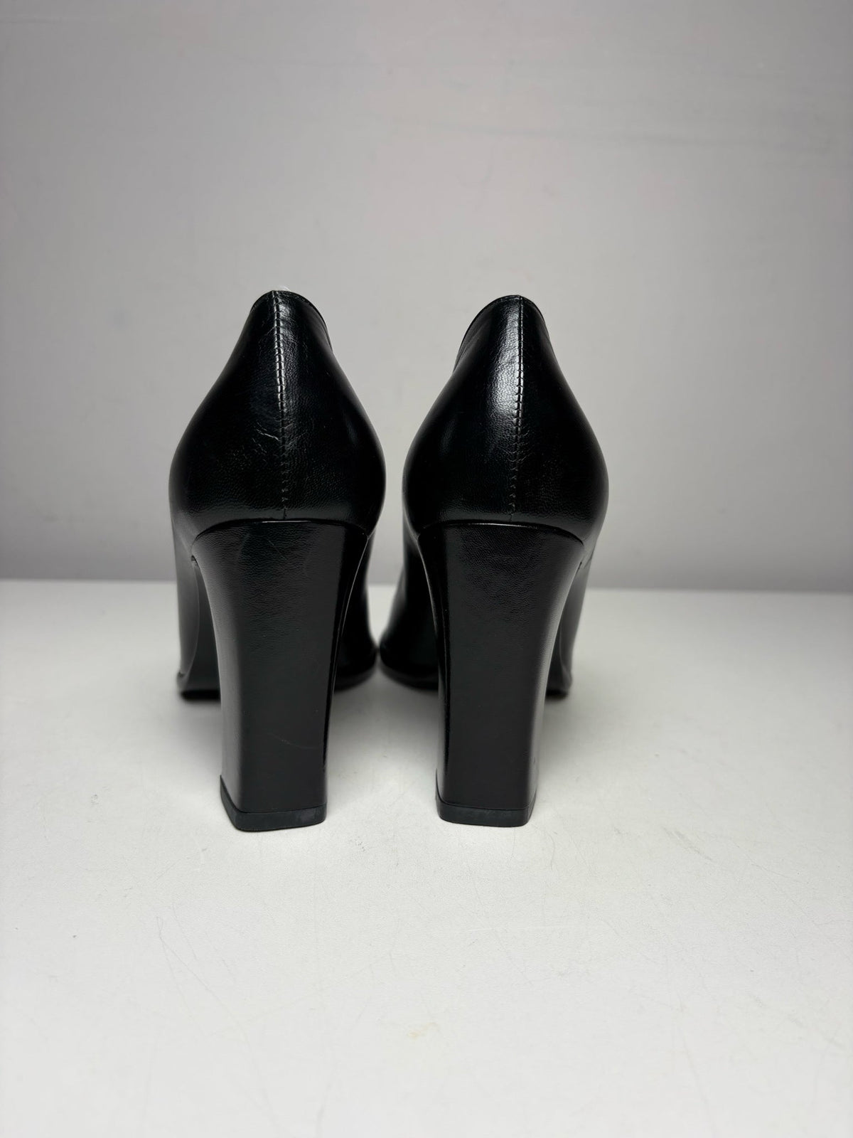 Black Women's Shoe Size 7.5 Fendi Black Leather Vintage Authentic Pre-Owned Heels